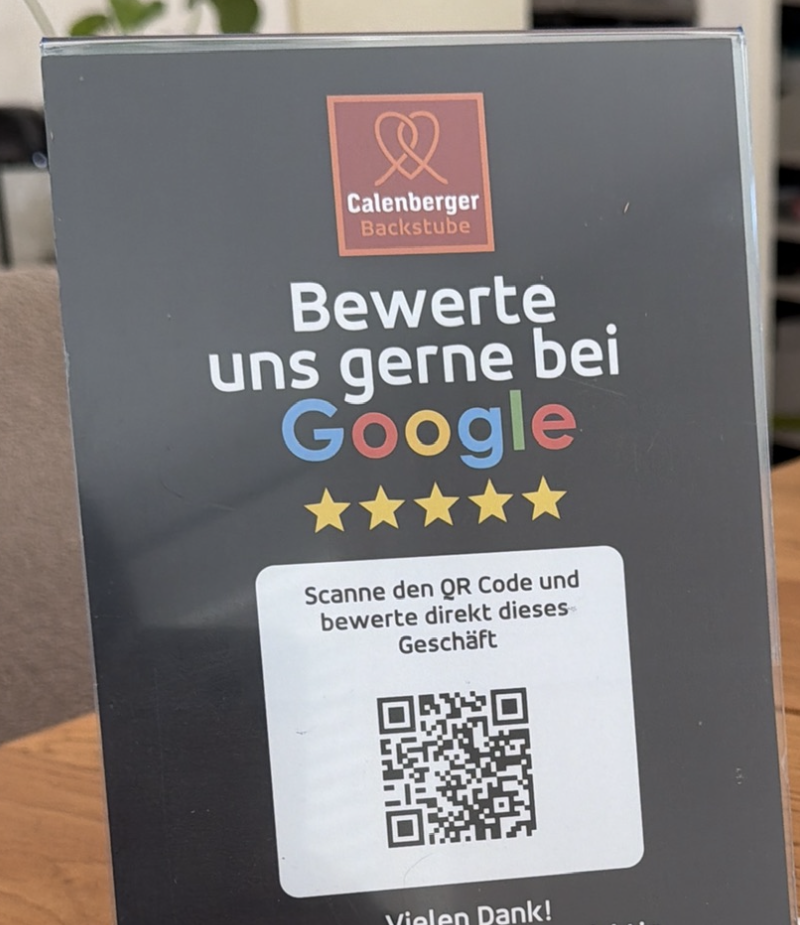 Nahansicht des NFC- und QR-Bewertungsaufstellers bei Calenberger Backstube.